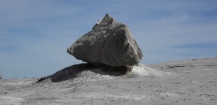 Le caillou qui se prenait pour une montagne